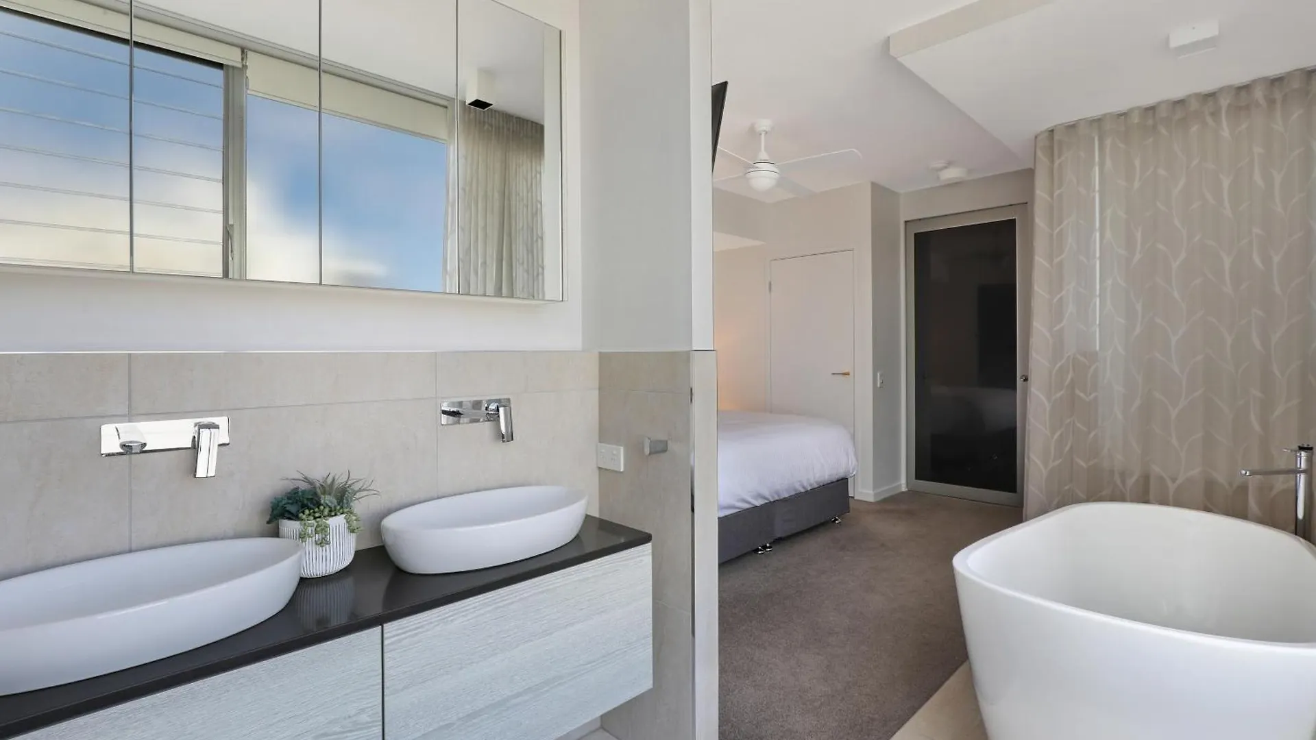 Elysee Beachside Apartments Alexandra Headland