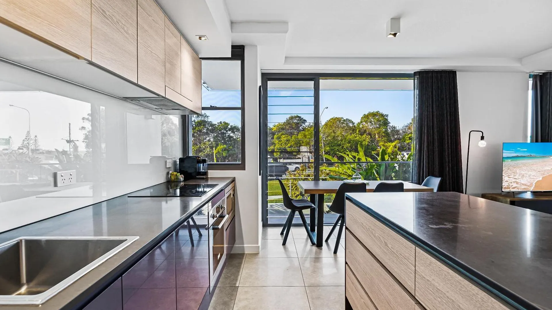 Elysee Beachside Apartments Alexandra Headland