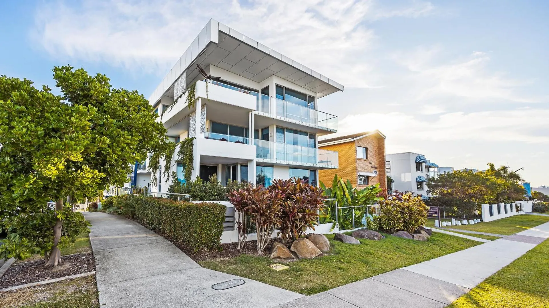 Elysee Beachside Apartments Alexandra Headland