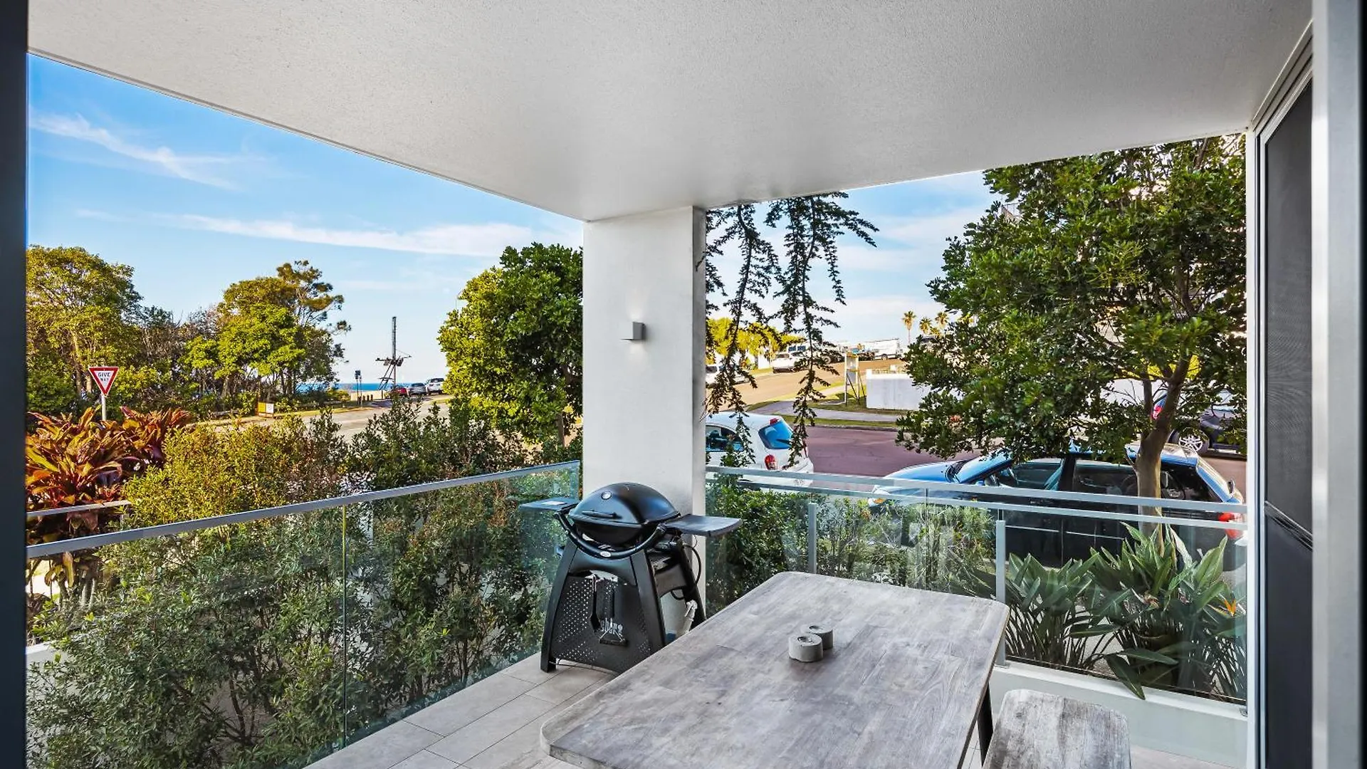 Elysee Beachside Apartments Alexandra Headland