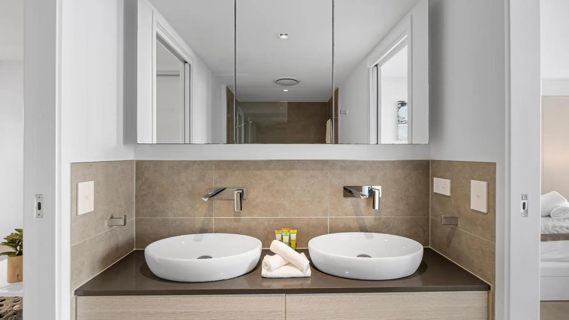 Elysee Beachside Apartments Alexandra Headland